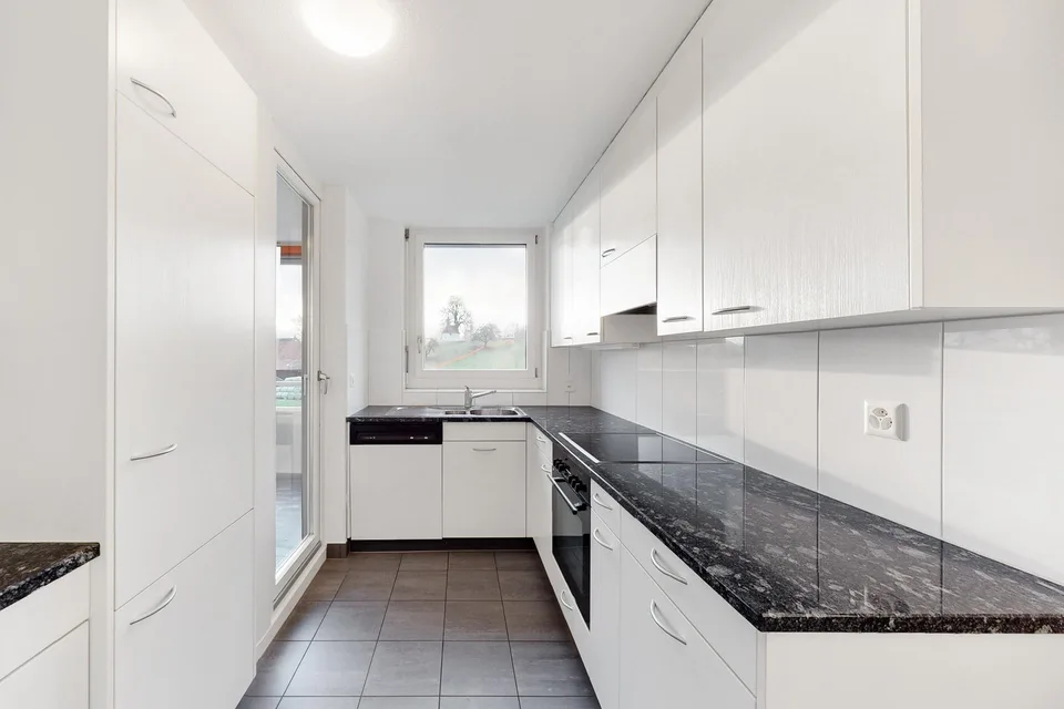 Bright apartment with great views of the green!