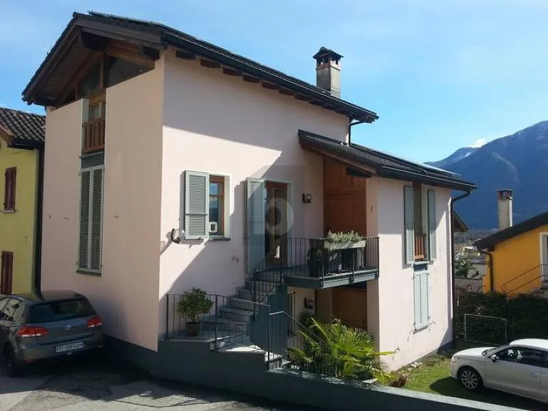 TRANQUILLA, IN POSIZIONE SOLEGGIATA