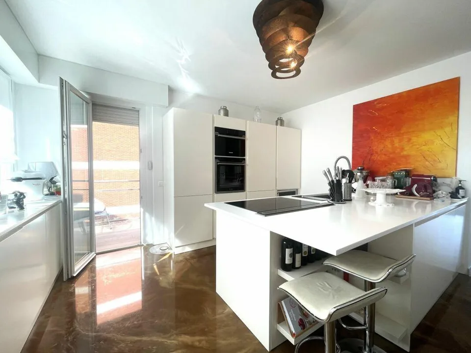 Spacieux appartement avec vue panoramique et piscine