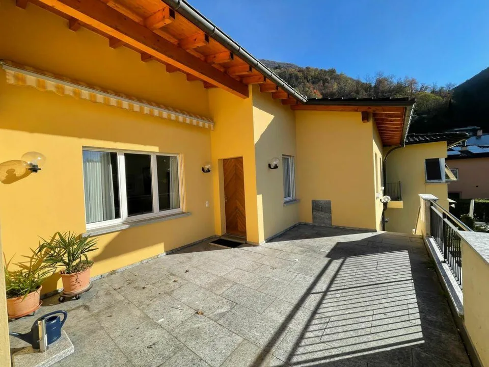 Interessante villa con giardino e vista lago