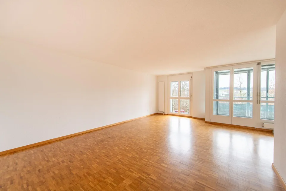 Wohnen mit Komfort: eigene Waschmaschine, grosser Balkon & viel Platz