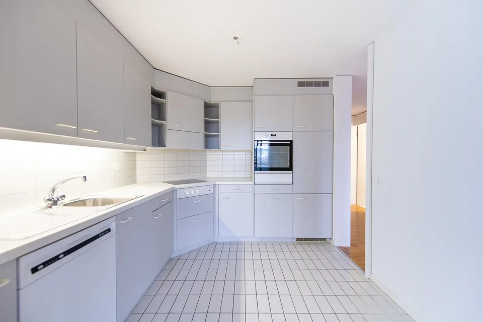 Wohnen mit Komfort: eigene Waschmaschine, grosser Balkon & viel Platz