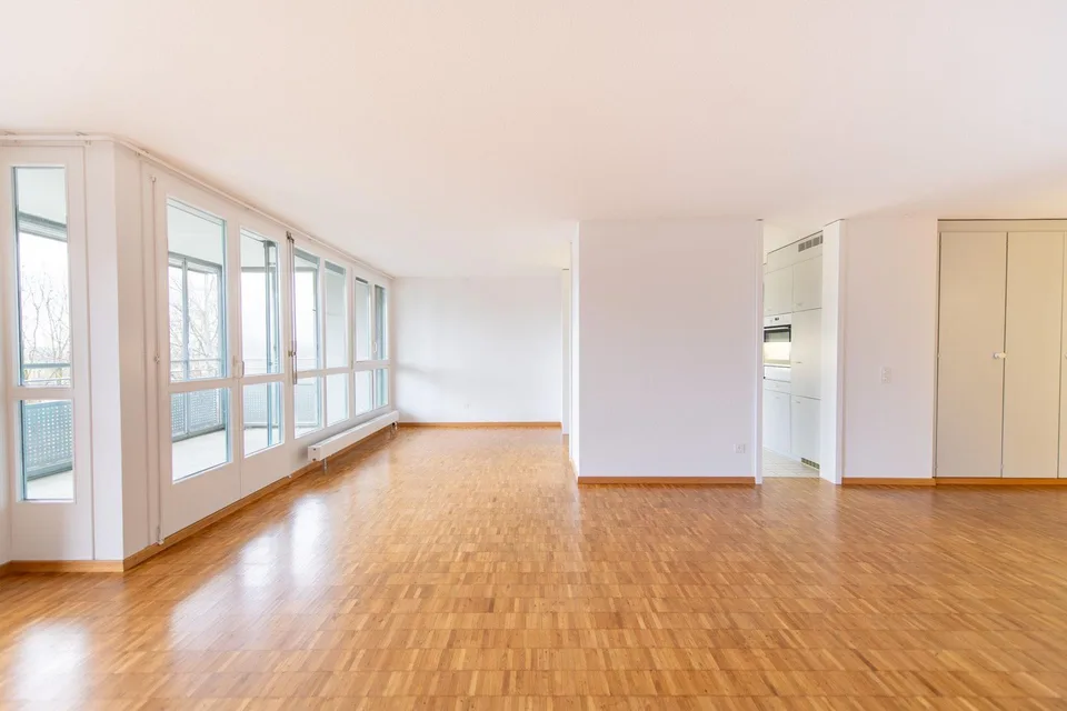 Wohnen mit Komfort: eigene Waschmaschine, grosser Balkon & viel Platz