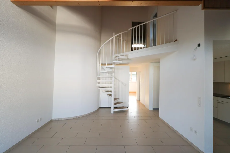 Helle Dachwohnung mit Galerie / App. mansardé lumineux avec galerie