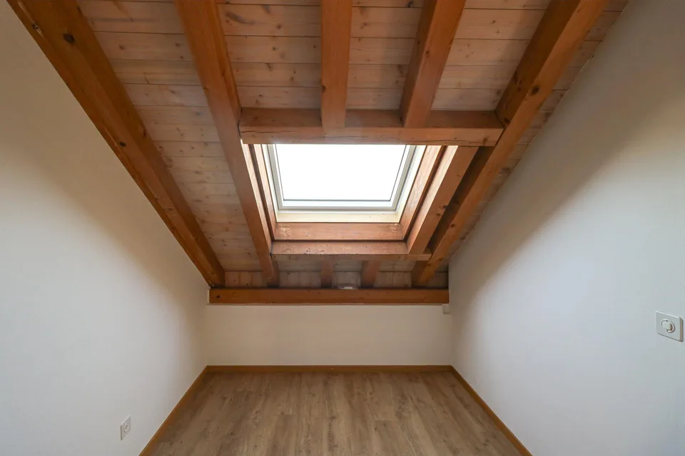 Helle Dachwohnung mit Galerie / App. mansardé lumineux avec galerie