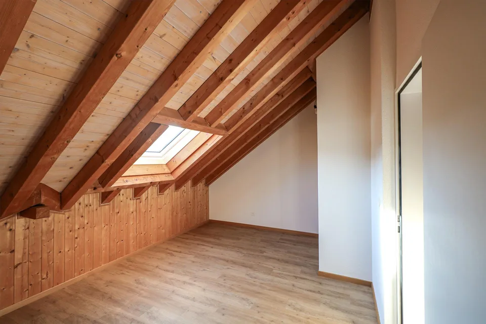 Helle Dachwohnung mit Galerie / App. mansardé lumineux avec galerie