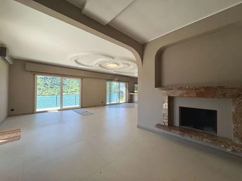 Geräumige und elegante Villa mit Pool und Seeblick