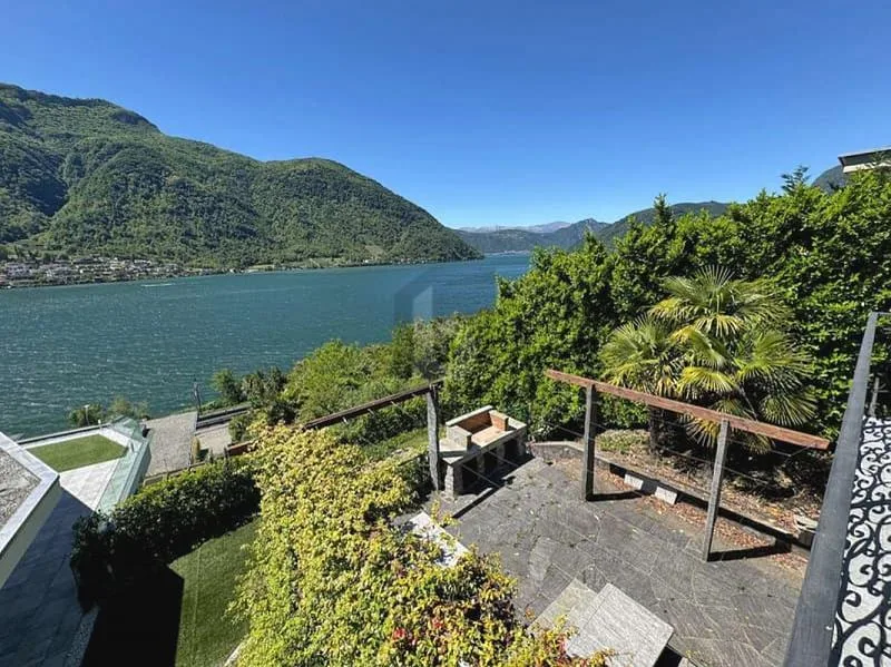 Geräumige und elegante Villa mit Pool und Seeblick