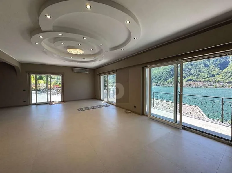 SPAZIOSA ED ELEGANTE CON PISCINA E VISTA LAGO