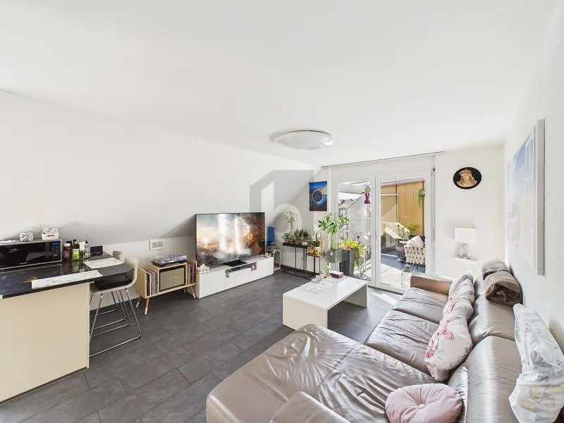 RUHIG MIT LIFT UND VERGLASTEM BALKON