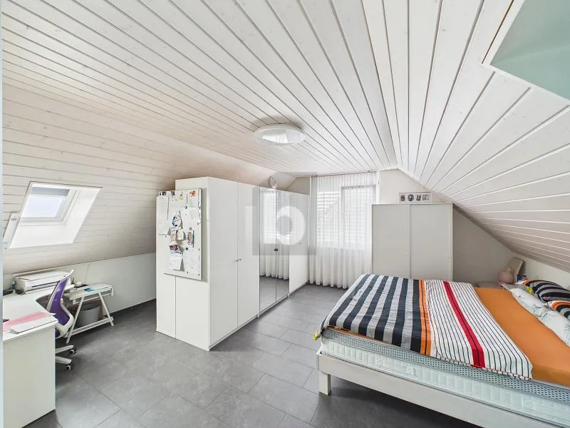 RUHIG MIT LIFT UND VERGLASTEM BALKON
