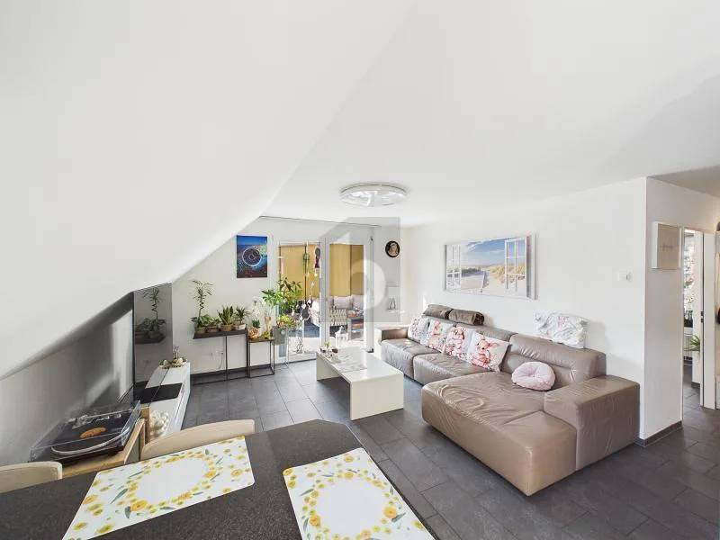 RUHIG MIT LIFT UND VERGLASTEM BALKON