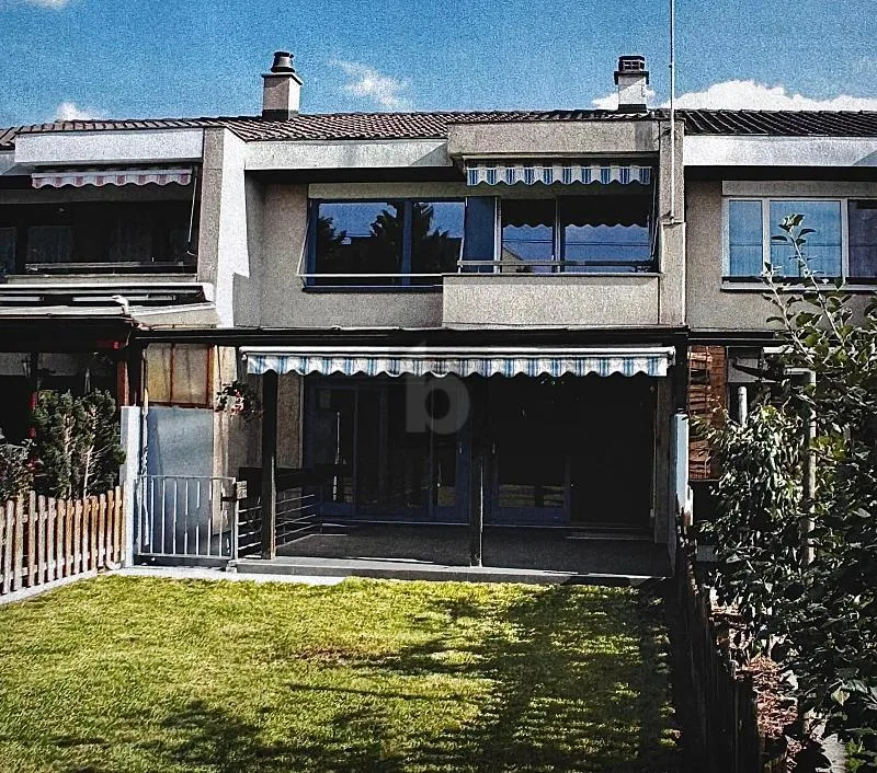 REIHENHAUS MIT KOMFORT UND EIGENSTROM