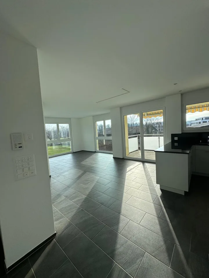 neuwertige 4 1/2 Zimmerwohnung mit Balkon (1. OG)
