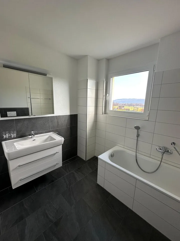 neuwertige 4 1/2 Zimmerwohnung mit Balkon (1. OG)