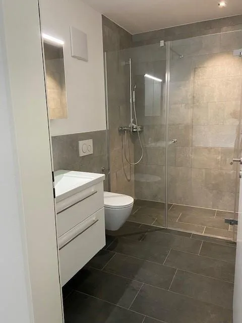 Topmoderne 1.0-Zimmer Neubauwohnung mit traumhafter Bergkulisse