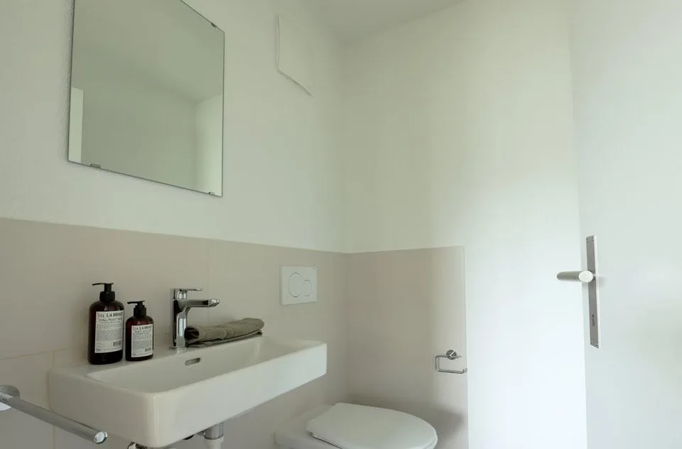 Appartement moderne en attique avec tour de lavage privée – photo 12 sur 12