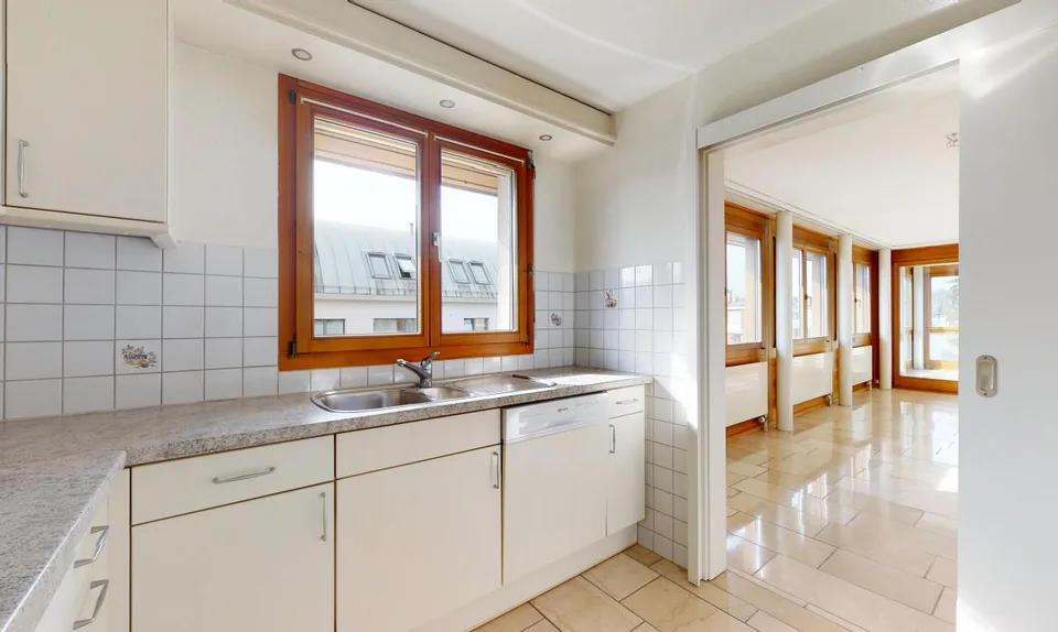 Elegant 4-room apartment with winter garden and parking space