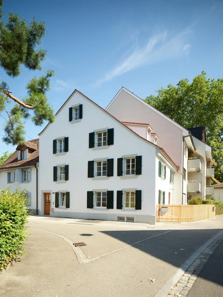Bijoux (Hausteil) im Dorfkern von Riehen nahe Sarasinpark