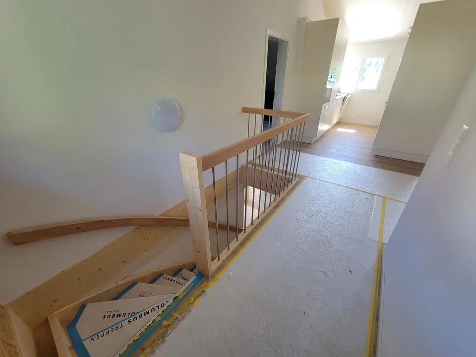 Hohe Decken im Wohnzimmer, modernes Dachgeschoss in 2024 renoviert und stilvoller Ausbau