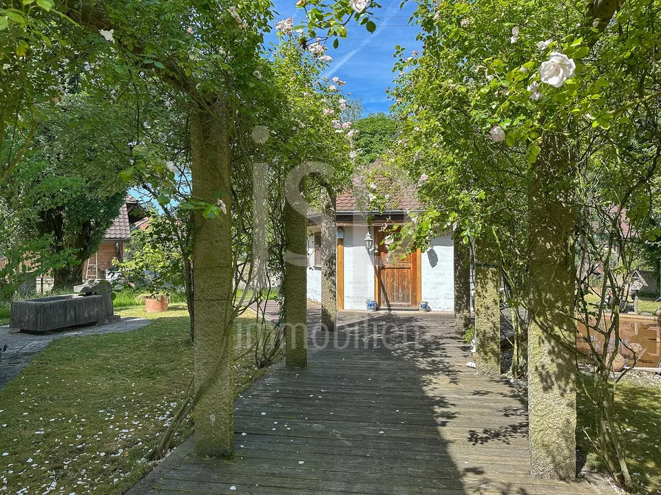 Der historische Brunnenhof in Grafenried (Grundstück von 5'431m2)