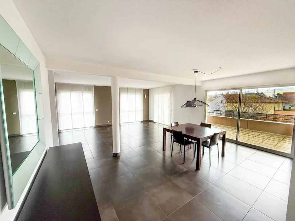 En France, Village-Neuf : L'Appartement 4 Pièces Premium aux Presta...
