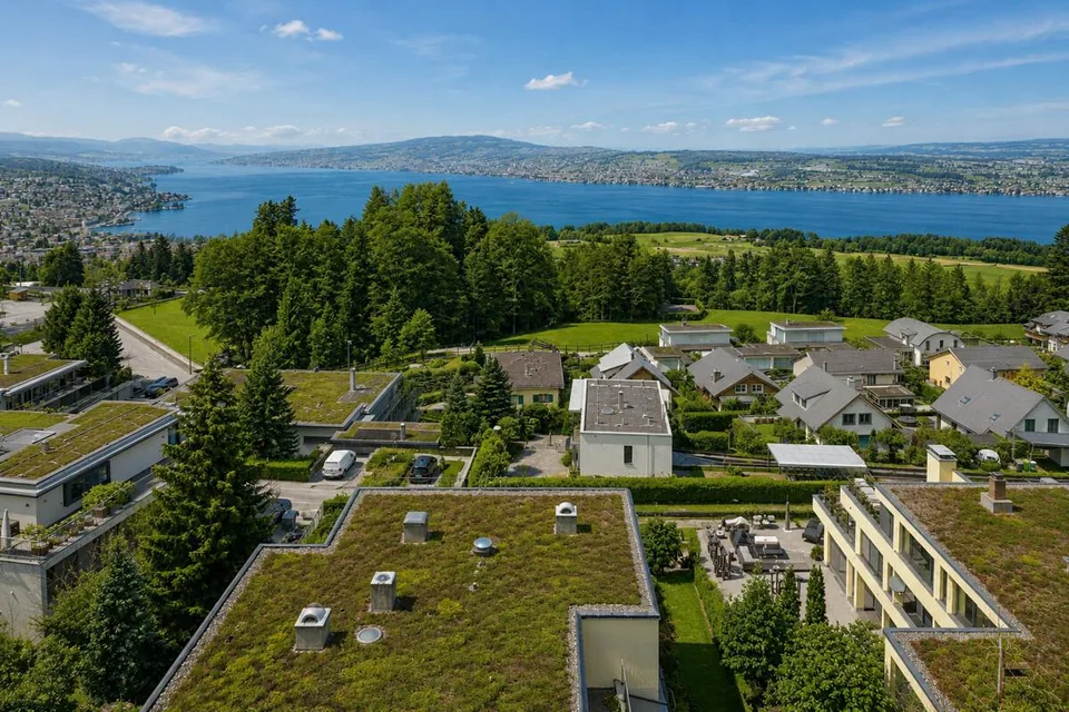 Feusisberg: Hochwertig renovierte Terrassenwohnung mit Seesicht