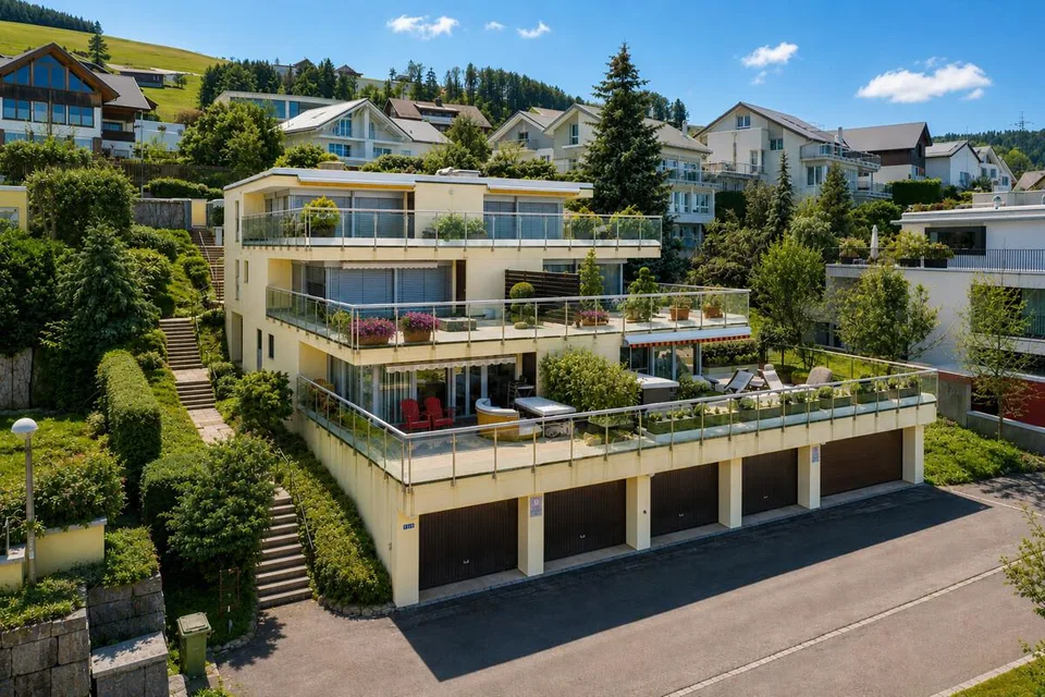 Feusisberg: Hochwertig renovierte Terrassenwohnung mit Seesicht
