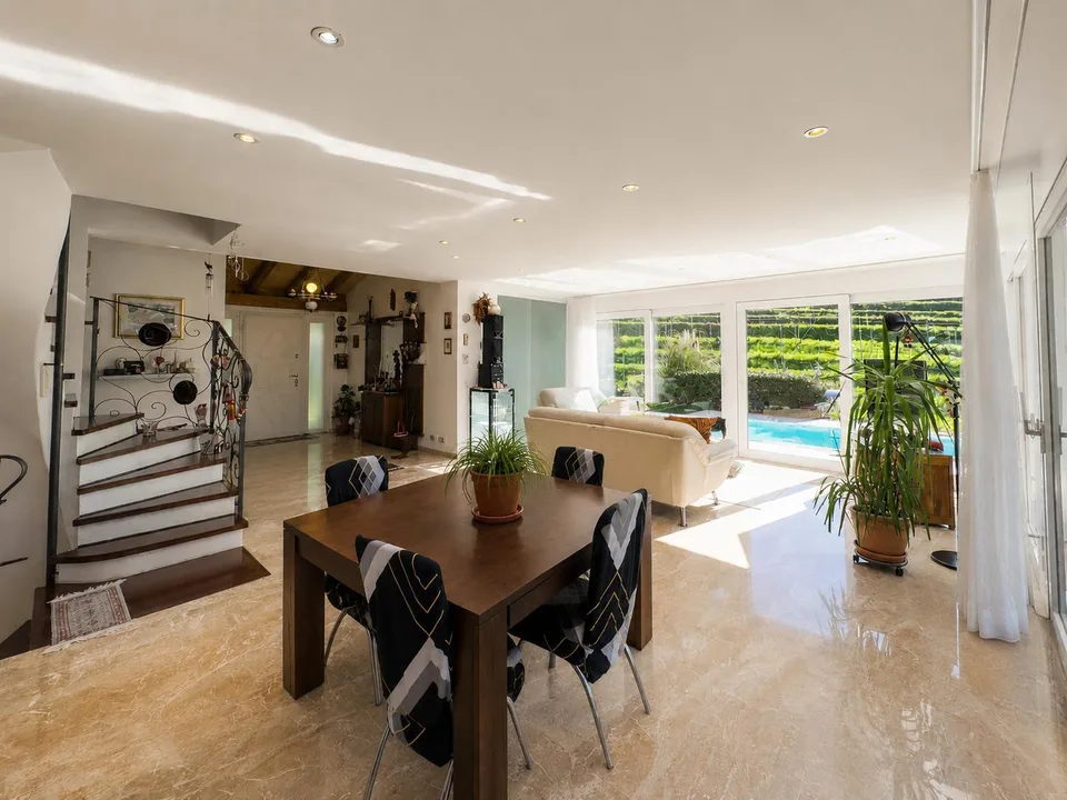Casa unifamiliare con giardino e piscina a Bioggio