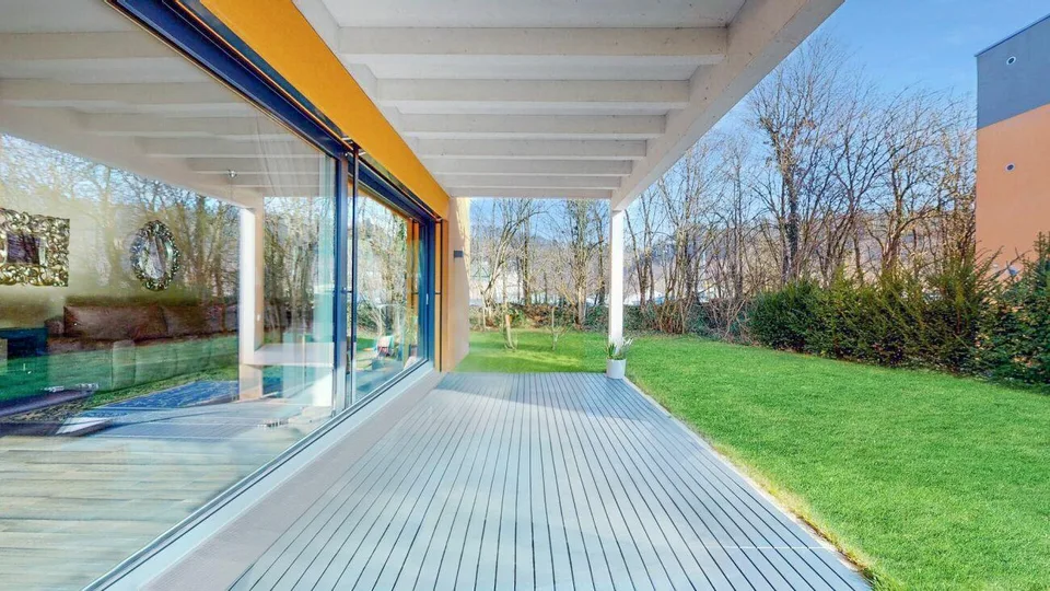 stilsichere 4.5-Zimmer-Gartenwohnung mit Einstellhallen- und Aussen...