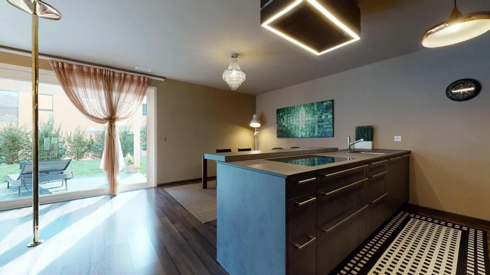 Appartamento giardino di 4,5 stanze elegante con posto auto in garage e posto auto esterno