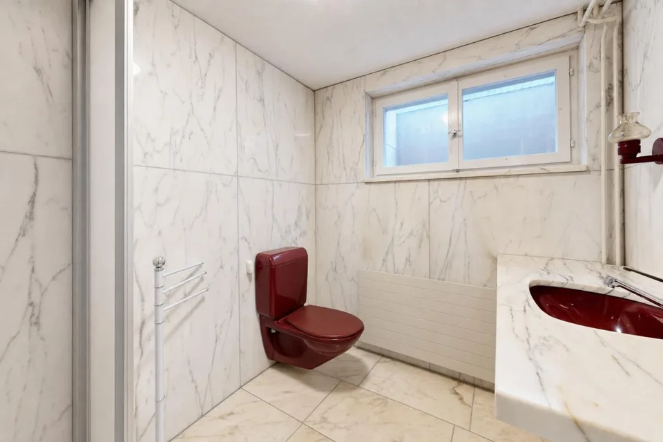 Well-maintained single-family house in a unique location – photo 15 of 26
