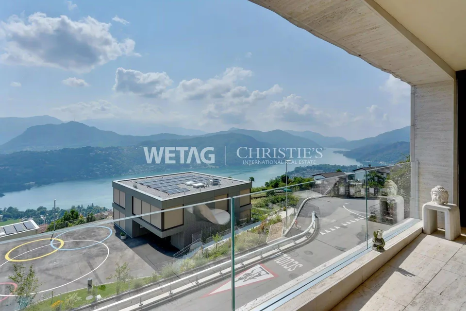 Zum Verkauf in Lugano-Vernate: Moderne Attikawohnung mit spektakulärer Aussicht auf den Luganersee & privatem Garten