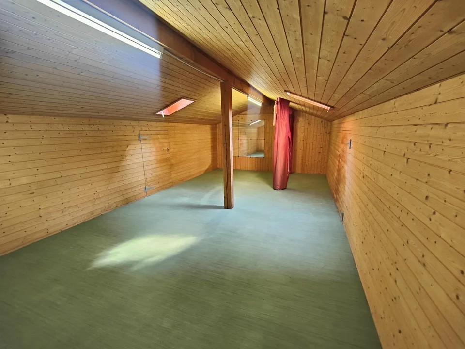 Augebautes Atelier im Estrich (für Hobbies)