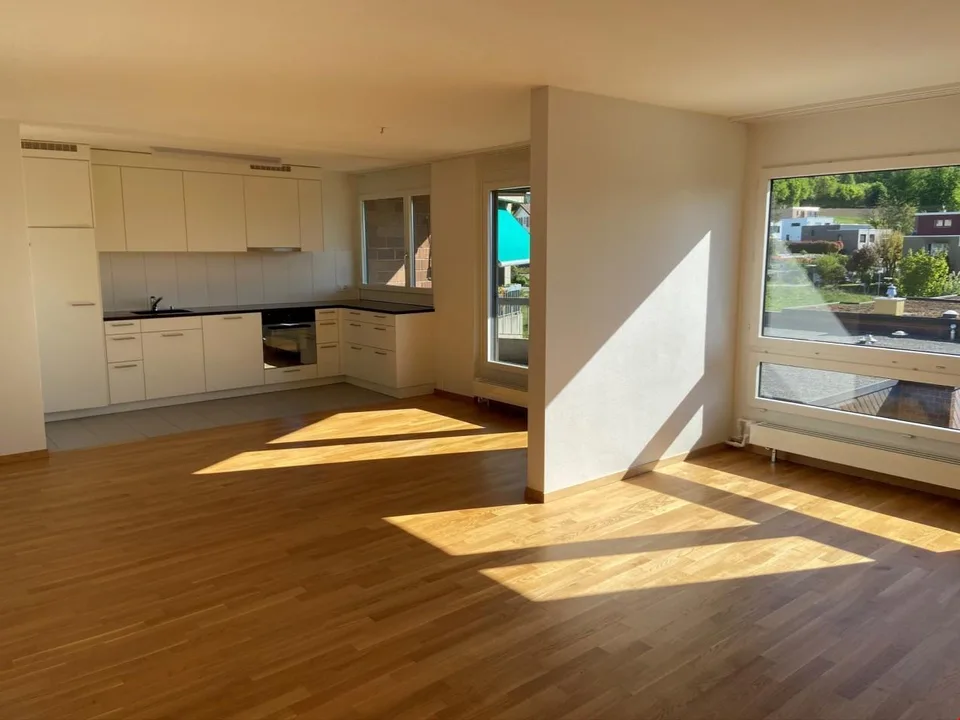 Helle 3.5 Zimmer Wohnung mit Balkon