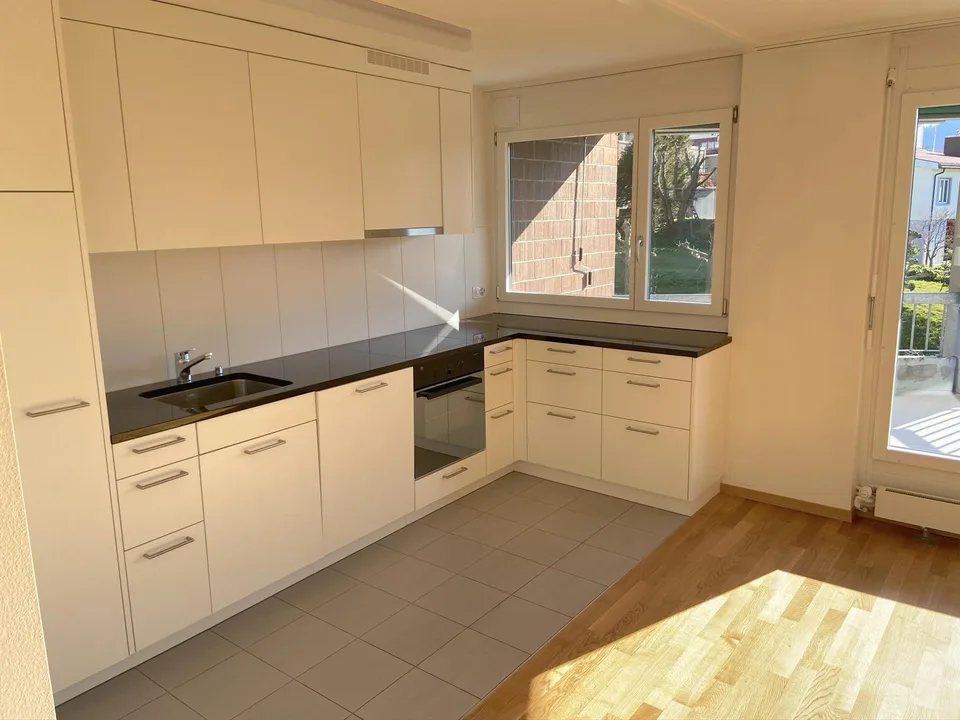 Moderne 4.5 Zimmer Wohnung mit Balkon