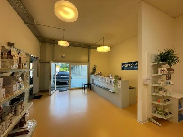 Voll ausgebaute Praxisräume im EG (266m2), inkl. 8 Parkplätzen