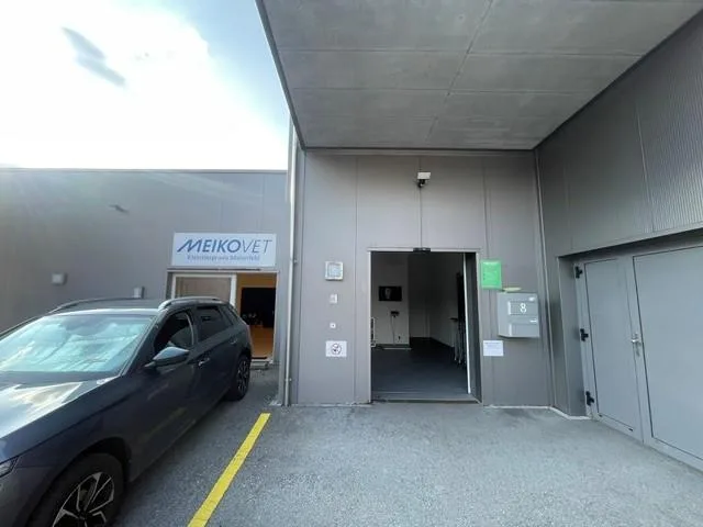 Voll ausgebaute Praxisräume im EG (266m2), inkl. 8 Parkplätzen