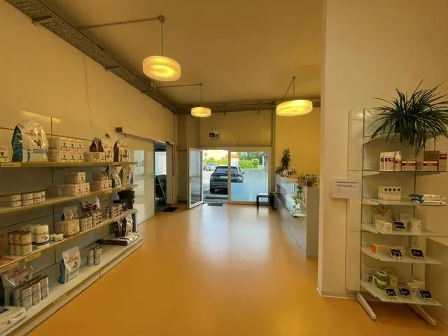 Voll ausgebaute Praxisräume im EG (250m2), inkl. 8 Parkplätzen