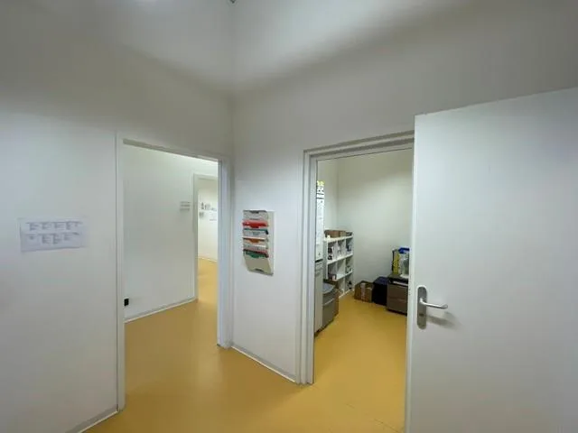 Voll ausgebaute Praxisräume im EG (266m2), inkl. 8 Parkplätzen – photo 10 sur 11