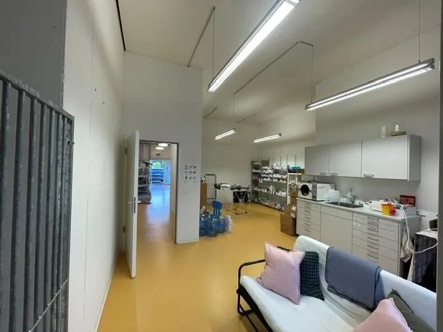 Voll ausgebaute Praxisräume im EG (266m2), inkl. 8 Parkplätzen – photo 7 sur 11