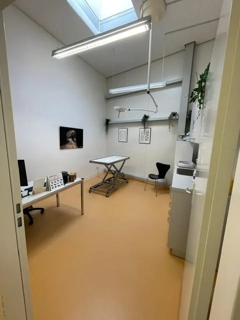 Voll ausgebaute Praxisräume im EG (266m2), inkl. 8 Parkplätzen