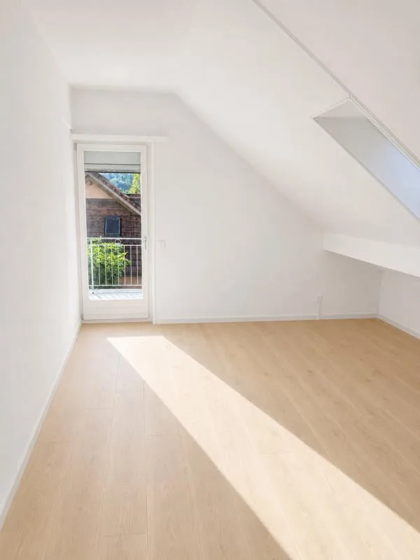 Casa unifamiliare di 6,5 locali situata in una posizione idilliaca con una vista meravigliosa sulla verde e ottime strutture di trasporto