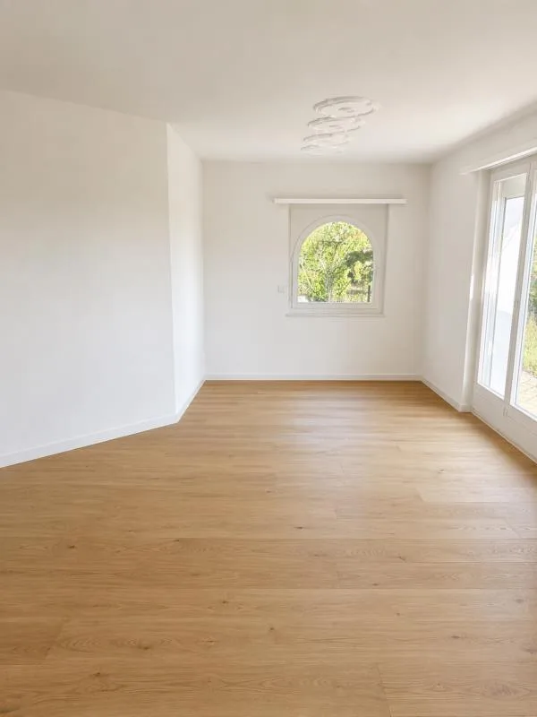 Casa unifamiliare di 6,5 locali situata in una posizione idilliaca con una vista meravigliosa sulla verde e ottime strutture di trasporto