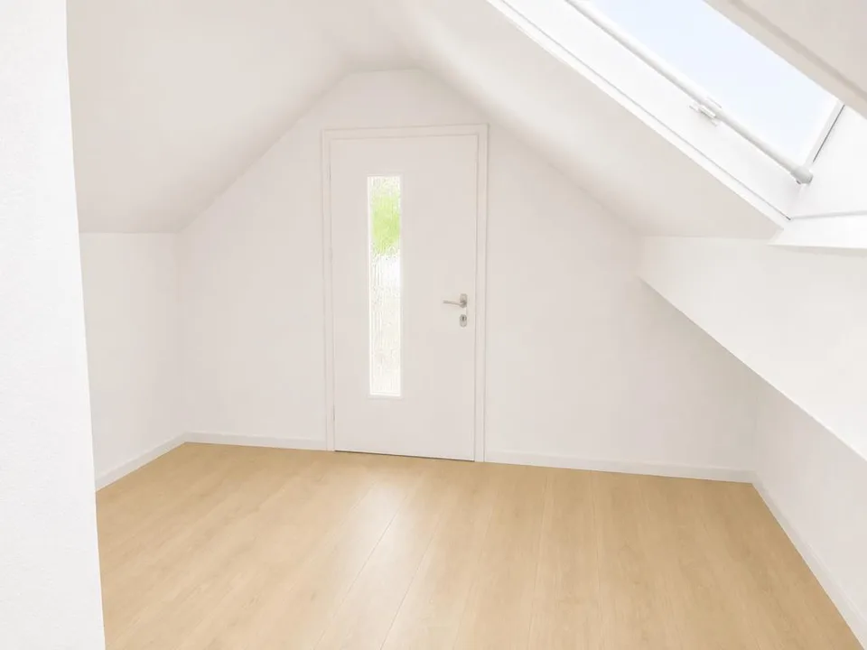 Casa unifamiliare di 6,5 locali situata in una posizione idilliaca con una vista meravigliosa sulla verde e ottime strutture di trasporto