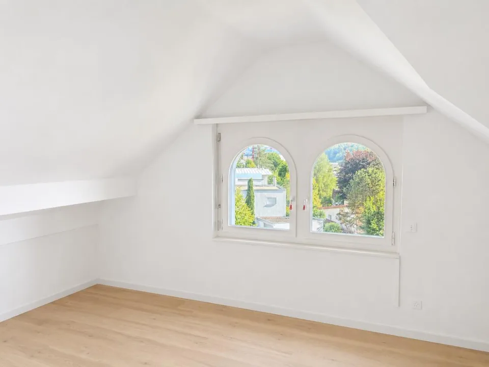 Casa unifamiliare di 6,5 locali situata in una posizione idilliaca con una vista meravigliosa sulla verde e ottime strutture di trasporto