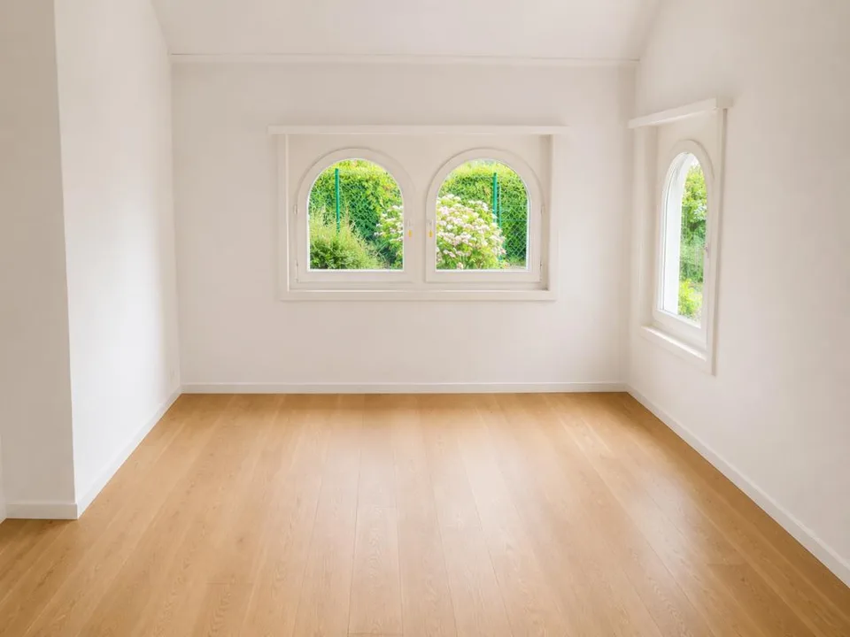 Casa unifamiliare di 6,5 locali situata in una posizione idilliaca con una vista meravigliosa sulla verde e ottime strutture di trasporto