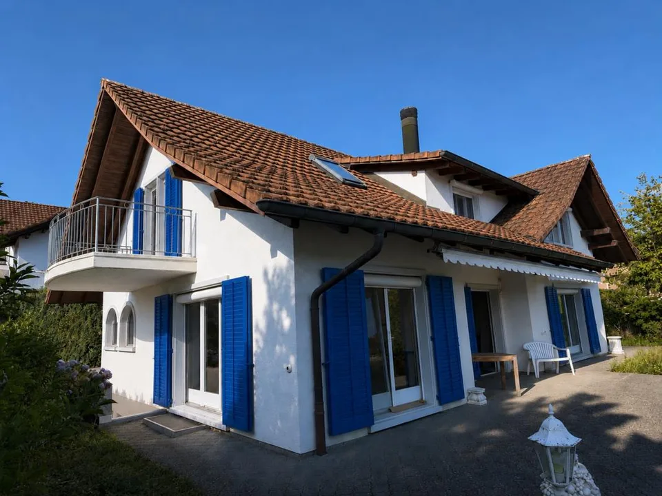Casa unifamiliare di 6,5 locali situata in una posizione idilliaca con una vista meravigliosa sulla verde e ottime strutture di trasporto