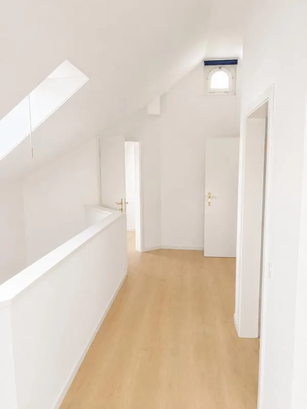 Casa unifamiliare di 6,5 locali situata in una posizione idilliaca con una vista meravigliosa sulla verde e ottime strutture di trasporto