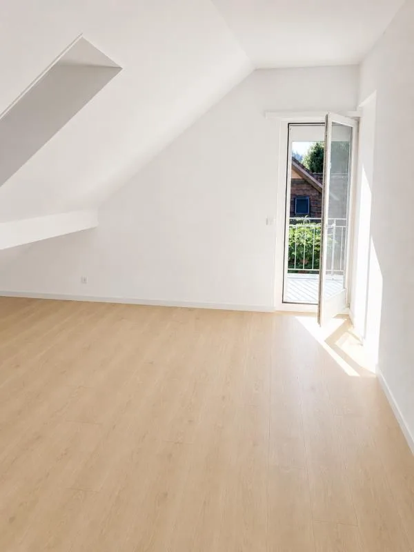 Casa unifamiliare di 6,5 locali situata in una posizione idilliaca con una vista meravigliosa sulla verde e ottime strutture di trasporto